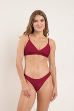 Load image into Gallery viewer, Model Front: Rio De Sol Set Set Touch-Carmim Paola Essential