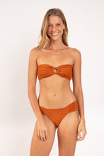 Load image into Gallery viewer, Model Front: Rio De Sol Bottom Bottom Ferrugo Baobi