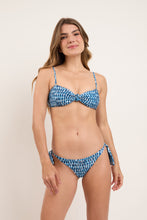 Load image into Gallery viewer, Model Front: Rio De Sol Set Set Chuva Bandeau-Joy Italy
