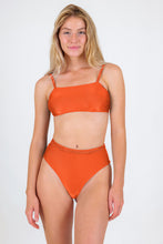 Load image into Gallery viewer, Model Front: Rio De Sol Set Set Paprica Bandeau-Reto Hotpants
